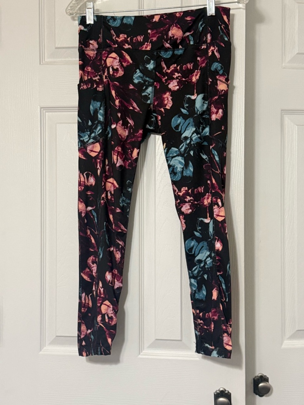 Pro Player women's floral capri leggings with side pockets. Size US M